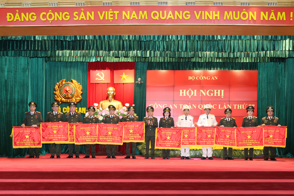 Lãnh đạo Bộ Công an trao danh hiệu thi đua tặng Công an các đơn vị, địa phương -1