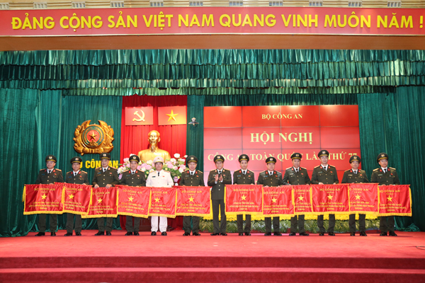 Lãnh đạo Bộ Công an trao danh hiệu thi đua tặng Công an các đơn vị, địa phương -1