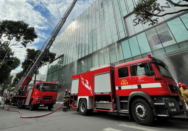 Rô bốt chữa cháy sự cố dưới tầng hầm tòa nhà Saigon Center -0