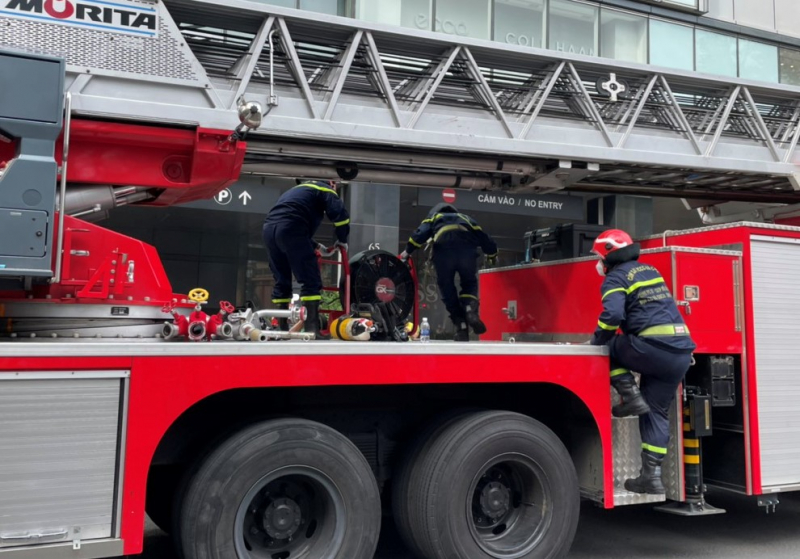 Rô bốt chữa cháy sự cố dưới tầng hầm tòa nhà Saigon Center -1
