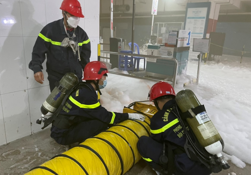 Rô bốt chữa cháy sự cố dưới tầng hầm tòa nhà Saigon Center -0