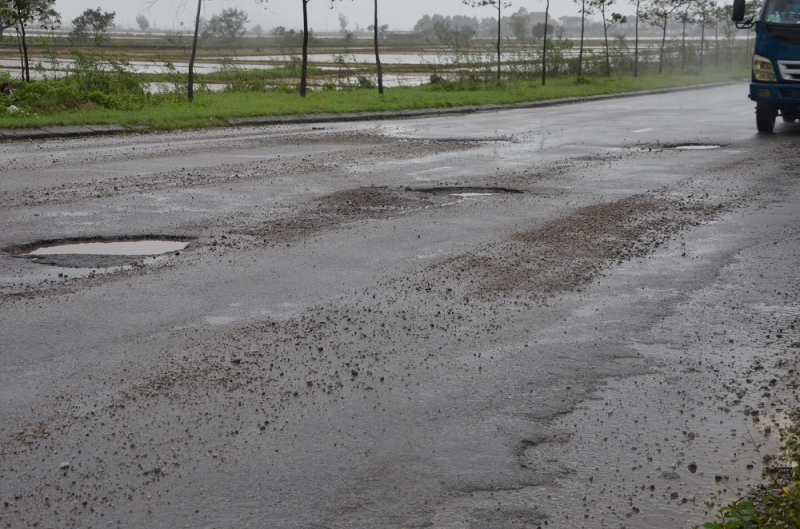 Xuất hiện nhiều “ổ gà” trên con đường tiền tỷ vừa thảm nhựa  -0