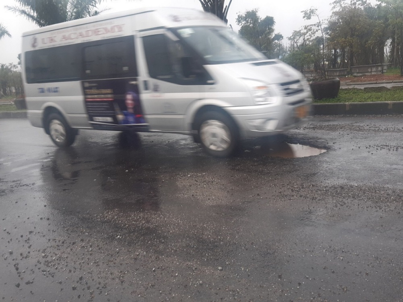 Xuất hiện nhiều “ổ gà” trên con đường tiền tỷ vừa thảm nhựa  -0