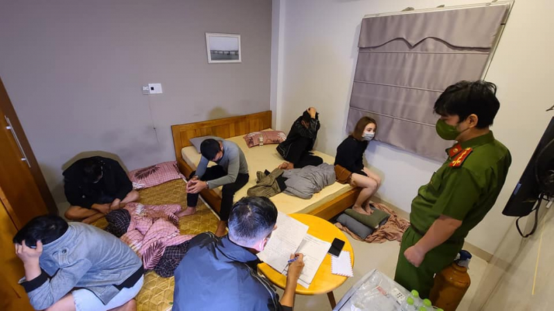 Quản lý khách sạn “bật đèn xanh” cho hàng chục nam nữ thuê phòng để bay lắc -0