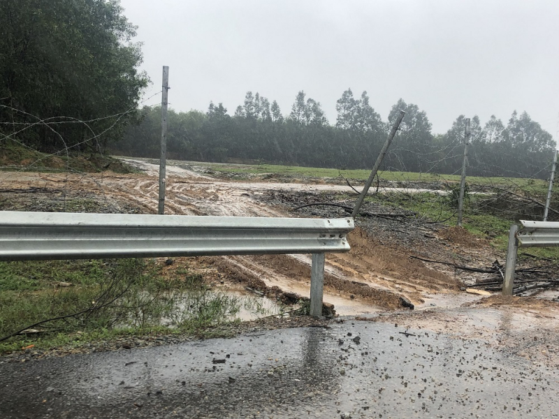 Tái diễn tình trạng tháo dỡ hàng rào bảo vệ cao tốc La Sơn - Túy Loan -0