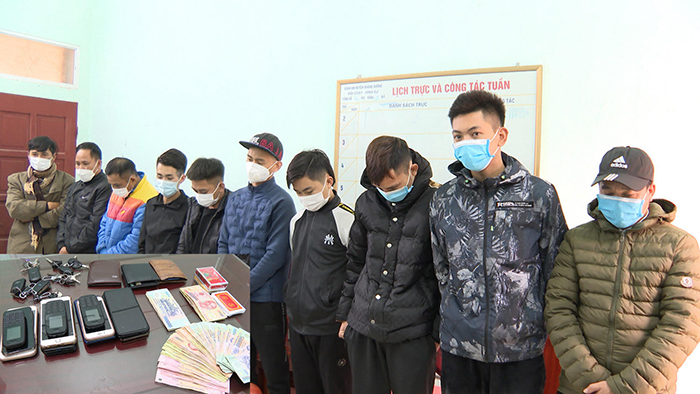 Bắt 10 đối tượng đánh bạc thu giữ gần 55 triệu đồng -0