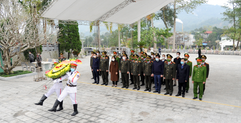 Đoàn Công tác Bộ Công an viếng Nghĩa trang Liệt sĩ Quốc gia Vị Xuyên -0