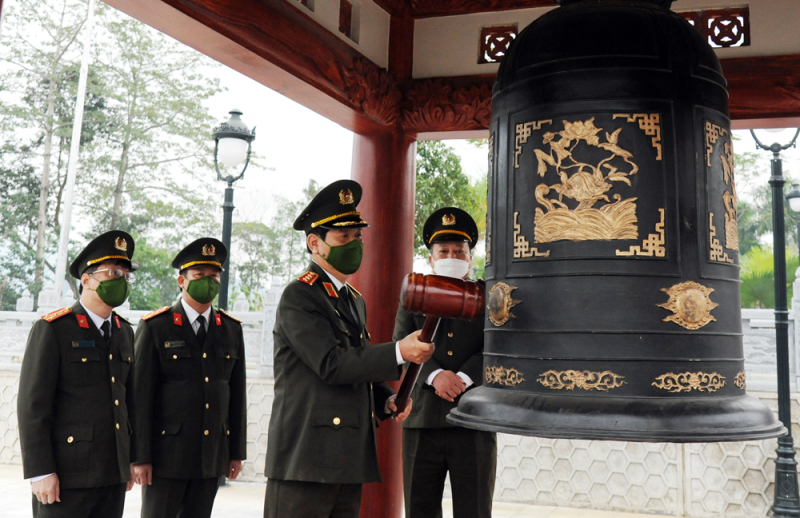 Đoàn Công tác Bộ Công an viếng Nghĩa trang Liệt sĩ Quốc gia Vị Xuyên -1