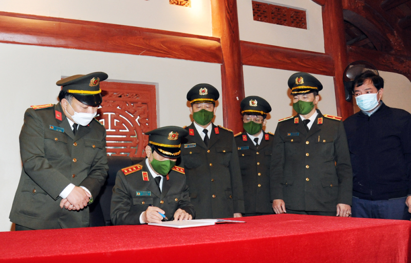 Đoàn Công tác Bộ Công an viếng Nghĩa trang Liệt sĩ Quốc gia Vị Xuyên -1