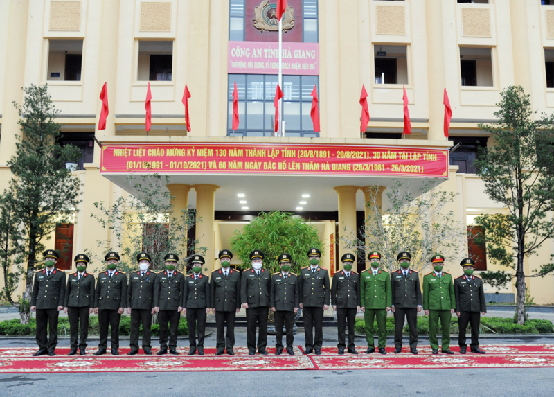 Đoàn Công tác Bộ Công an viếng Nghĩa trang Liệt sĩ Quốc gia Vị Xuyên -1