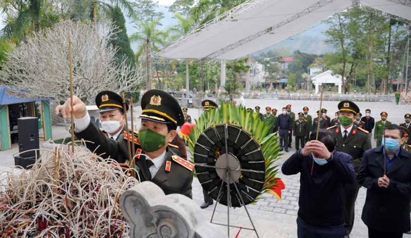Đoàn Công tác Bộ Công an viếng Nghĩa trang Liệt sĩ Quốc gia Vị Xuyên -2