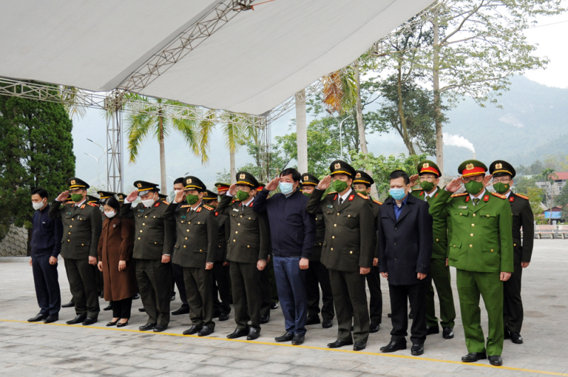 Đoàn Công tác Bộ Công an viếng Nghĩa trang Liệt sĩ Quốc gia Vị Xuyên -1