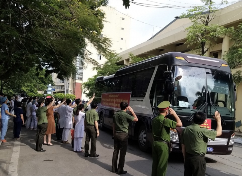 Xúc động 120 y, bác sĩ Công an lên đường chi viện cho Bệnh viện Dã chiến số 2 Bắc Giang -0