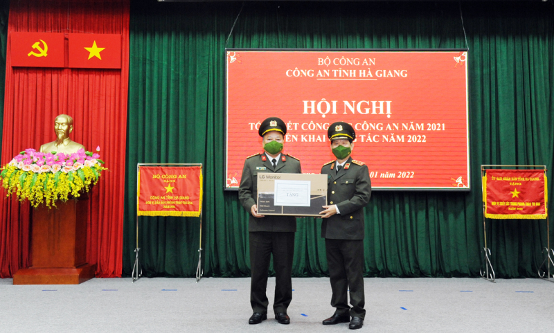 Lãnh đạo Bộ Công an thăm, tặng quà cho Công an các xã biên giới tỉnh Hà Giang -0