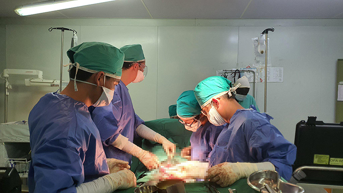 kíp phẫu thuật khoa Ngoại bệnh viện dã chiến cấp 2 số 3 Việt Nam  hỗ trợ bệnh viện Bác sỹ Không biên giới MSF mổ lấy thai thành công 1 ca Suy thai ở bà mẹ gù vẹo cột sống nặng nề do di chứng lao cột sống -0