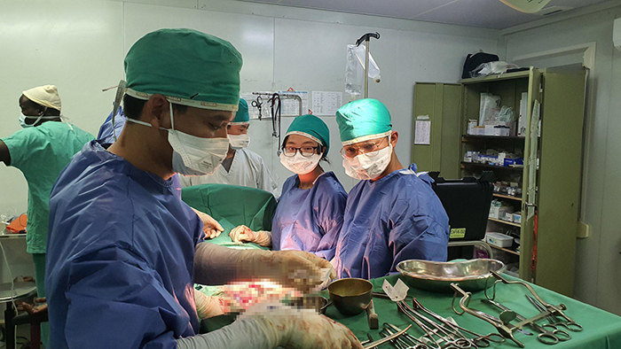 kíp phẫu thuật khoa Ngoại bệnh viện dã chiến cấp 2 số 3 Việt Nam  hỗ trợ bệnh viện Bác sỹ Không biên giới MSF mổ lấy thai thành công 1 ca Suy thai ở bà mẹ gù vẹo cột sống nặng nề do di chứng lao cột sống -1