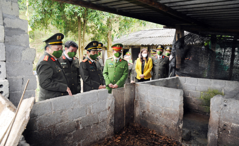 Lãnh đạo Bộ Công an thăm, tặng quà cho Công an các xã biên giới tỉnh Hà Giang -0
