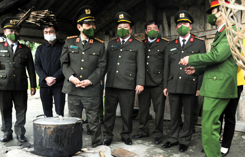 Lãnh đạo Bộ Công an thăm, tặng quà cho Công an các xã biên giới tỉnh Hà Giang -1