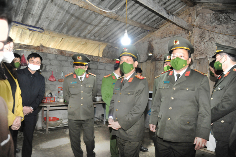 Lãnh đạo Bộ Công an thăm, tặng quà cho Công an các xã biên giới tỉnh Hà Giang -1