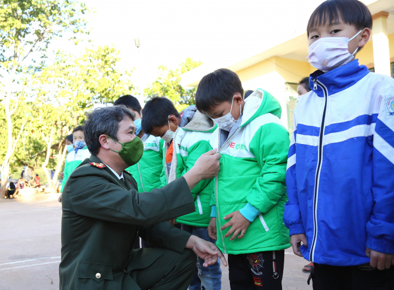 Trao yêu thương tới các gia đình nghèo và học sinh Điện Biên -0