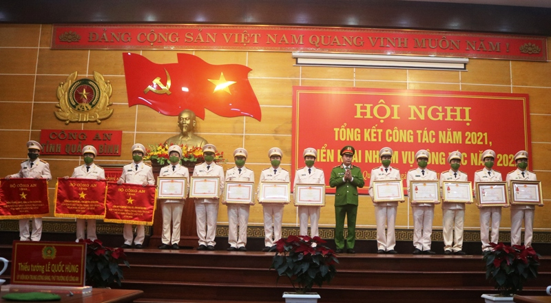 Mỗi cán bộ chiến sỹ luôn gắn bó mật thiết với Nhân dân -0