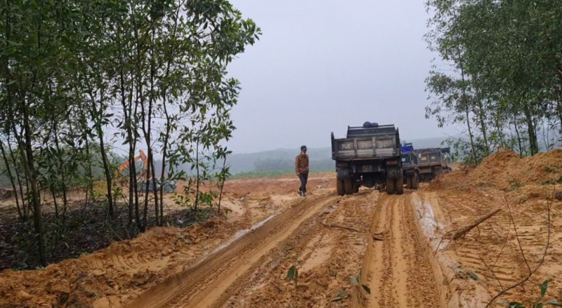 Ngang nhiên khai thác trái phép một lượng đất, cát rất lớn suốt hơn 2 năm -1