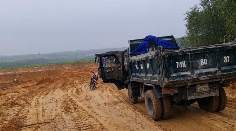 Ngang nhiên khai thác trái phép một lượng đất, cát rất lớn suốt hơn 2 năm -2