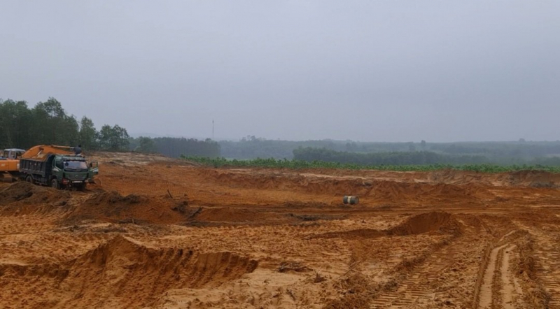 Ngang nhiên khai thác trái phép một lượng đất, cát rất lớn suốt hơn 2 năm -3