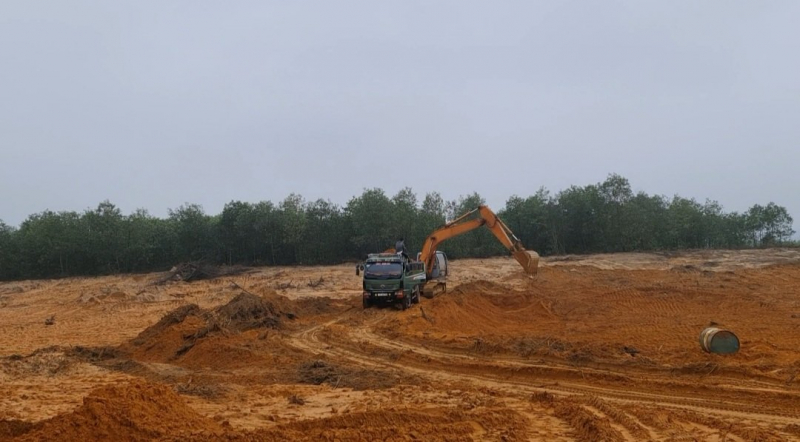 Ngang nhiên khai thác trái phép một lượng đất, cát rất lớn suốt hơn 2 năm -4