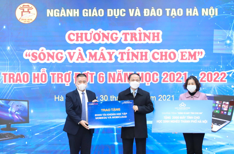 Hà Nội trao tặng 6.900 thiết bị cho học sinh nghèo học trực tuyến -0