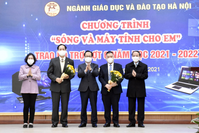 Hà Nội trao tặng 6.900 thiết bị cho học sinh nghèo học trực tuyến -0