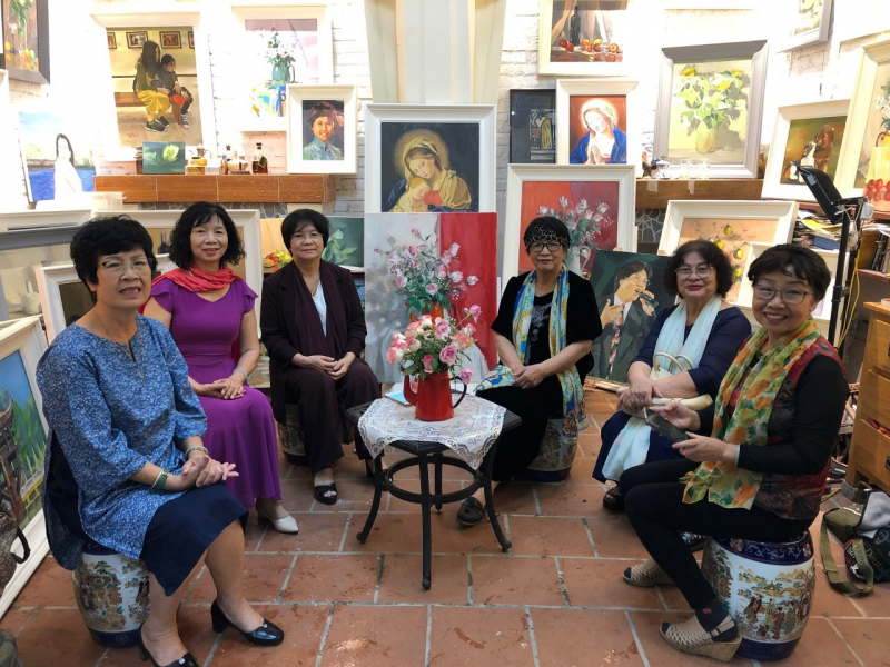 những người bạn văn đến thăm nhà văn t t trường.jpg -0