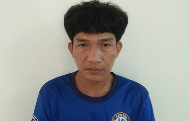 Gã hớt tóc cầm dao khống chế, cưỡng hiếp cô gái trẻ -0