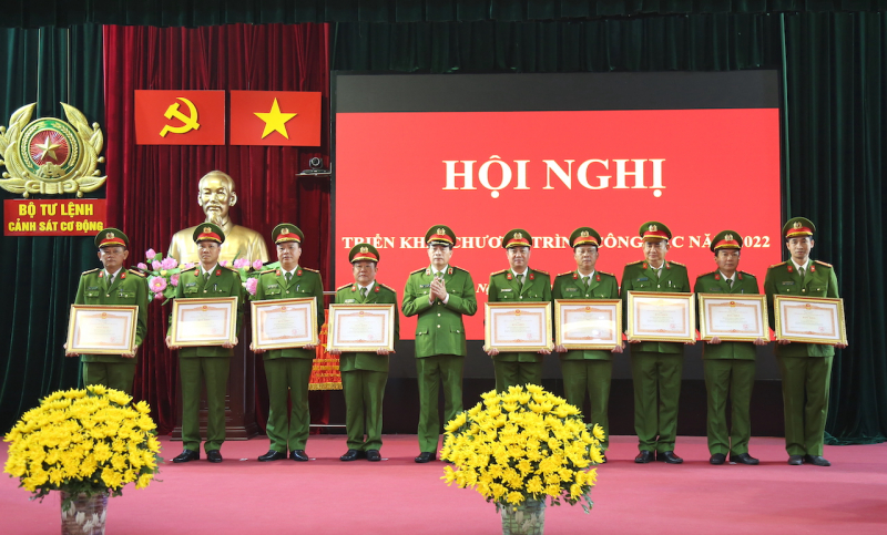 Mobile police force successfully fulfills tasks in 2021 while contributing to fighting COVID  -0