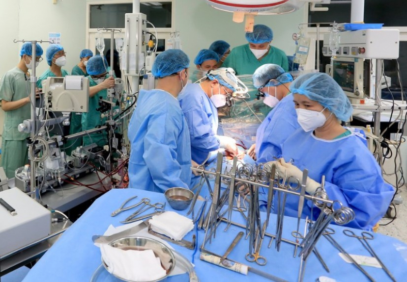 Bác sĩ chạy đua với thời gian thực hiện ca ghép tim cứu sống bệnh nhân -0