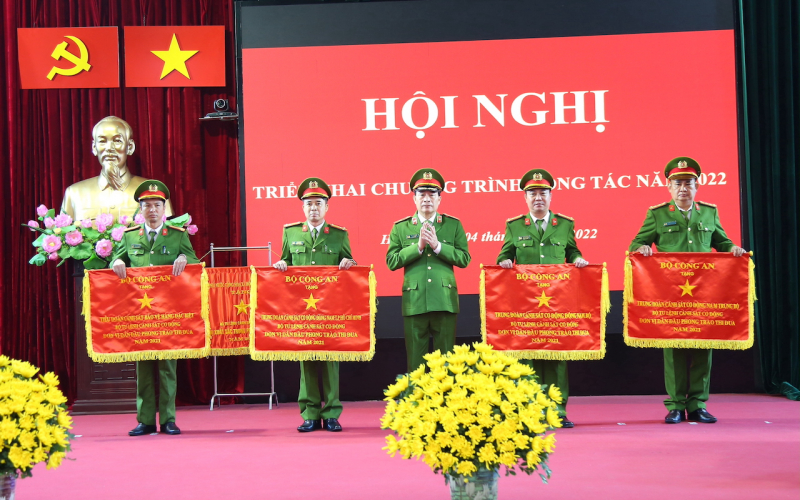 Mobile police force successfully fulfills tasks in 2021 while contributing to fighting COVID  -0