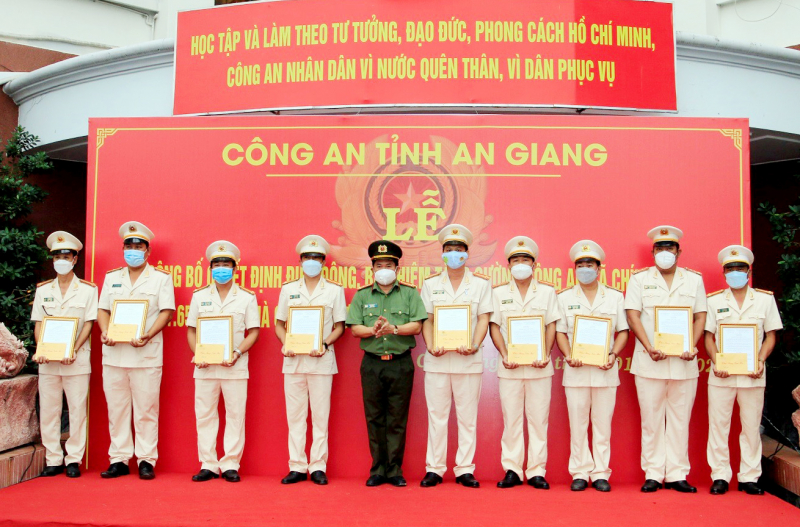An Giang chuyển toàn bộ mô hình Công an xã bán chuyên trách sang chính quy -0