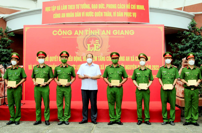An Giang chuyển toàn bộ mô hình Công an xã bán chuyên trách sang chính quy -0