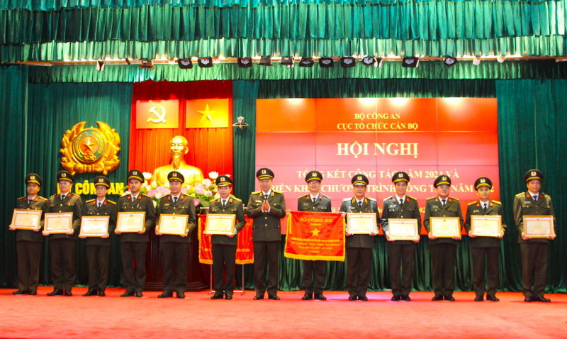 Nâng cao năng lực đội ngũ cán bộ đáp ứng yêu cầu nhiệm vụ -1