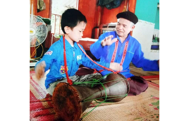 nghệ nhân nhân dân sầm văn sừn truyền dạy những làn điệu sịnh ca cho thế hệ con cháu.jpg -0