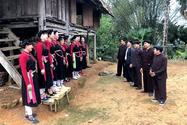 shấng cọ gồm rất nhiều thể loại, như hát đố, hát giao duyên của nam thanh nữ tú.jpg -0