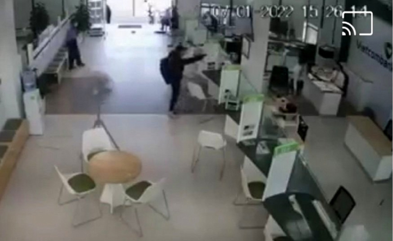 Truy bắt nghi phạm dùng súng cướp ngân hàng -1