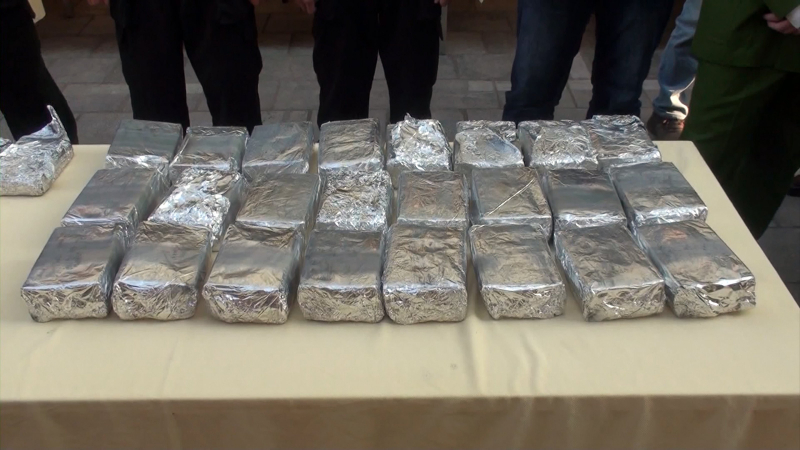 Bắt nhóm đối tượng giấu 99 bánh heroin trong lốp xe ô tô -0