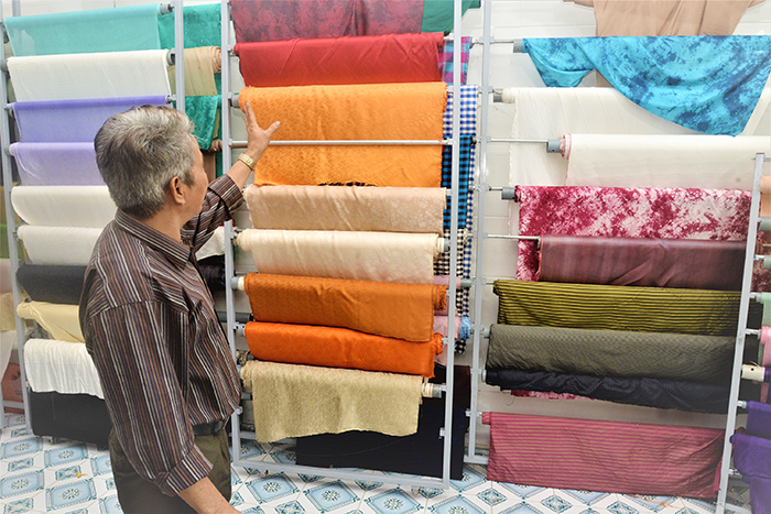 Trăm năm tơ lụa dưới tay người -0