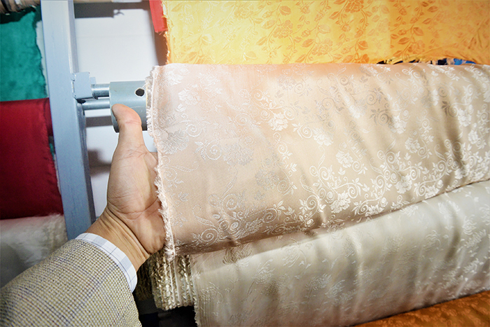 Trăm năm tơ lụa dưới tay người -0