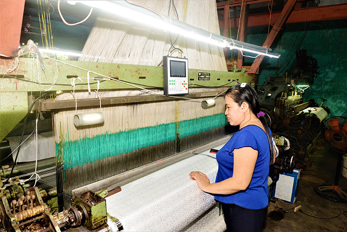 Trăm năm tơ lụa dưới tay người -0