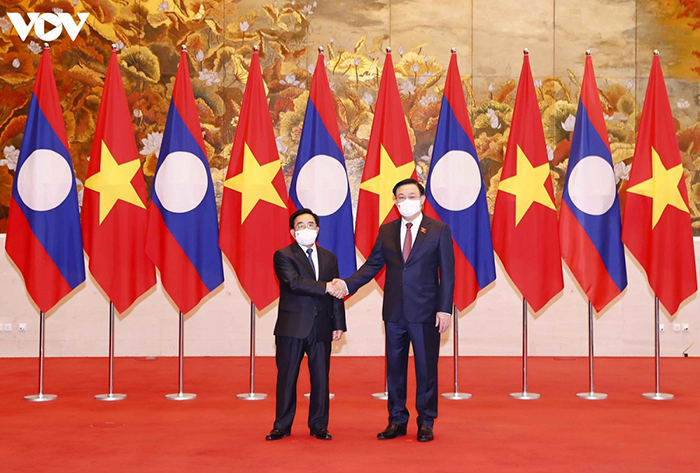 Chủ tịch Quốc hội Vương Đình Huệ hội kiến với Thủ tướng Lào Phankham Viphavanh -0