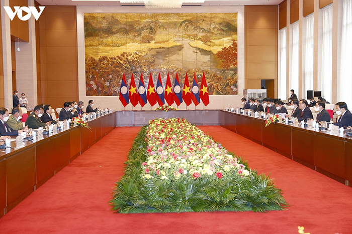 Chủ tịch Quốc hội Vương Đình Huệ hội kiến với Thủ tướng Lào Phankham Viphavanh -0