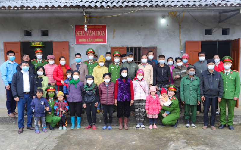 Cảnh sát bảo vệ hàng đặc biệt đem Tết sớm về thôn Lân Luông  -0