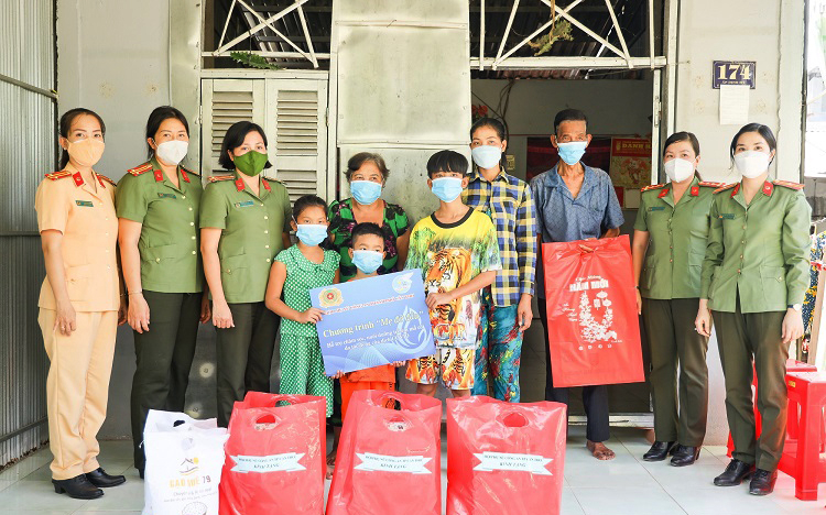 Mang tình yêu thương đến với các em mồ côi cha, mẹ do COVID-19 -0
